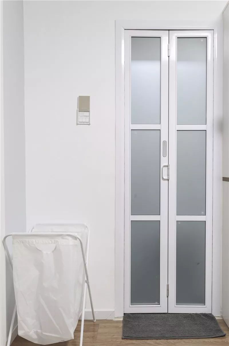 非常节约空间的铝镁合金折叠门,厨卫用的都是这种门