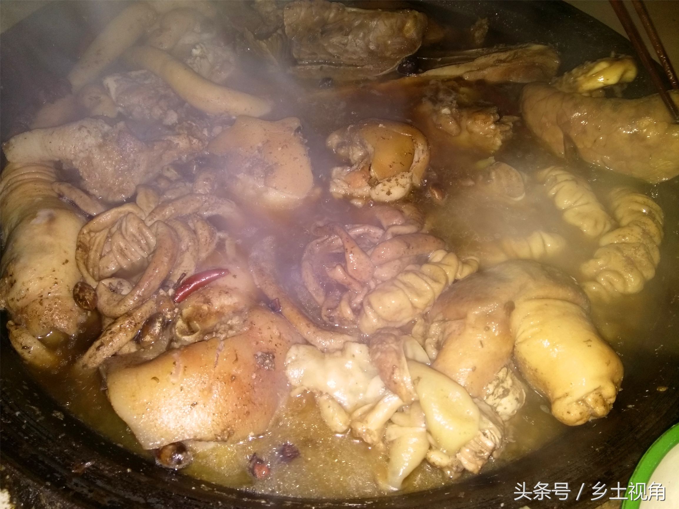 上一些其他的肉食,如鸡杂,鱼头等等,这样的一大锅肉是让人垂涎三尺的