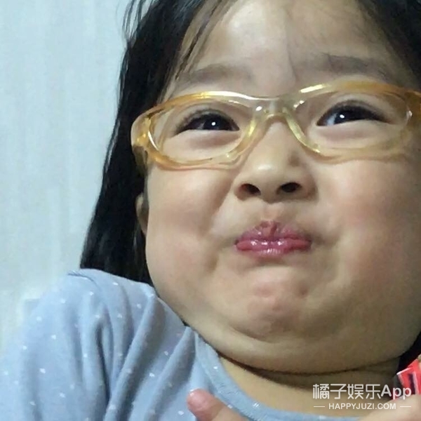 肉嘟嘟的脸蛋加逗比的表情包,她是最近韩国超火的萌娃!