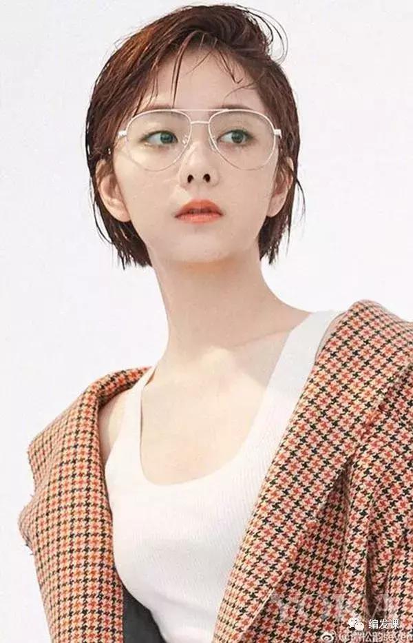 戴眼镜搭什么发型好看,看韩剧女主今年流行什么发型!