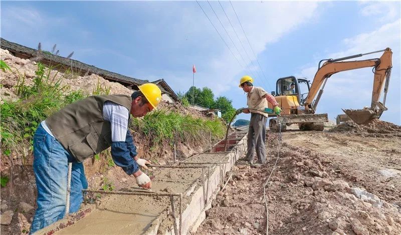 组组通公路施工现场