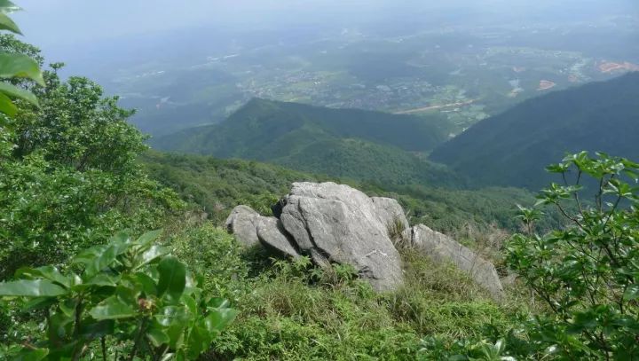 地址:车岗镇洞表村【登山途中需注意】1,登山前通常要先做一些简单的