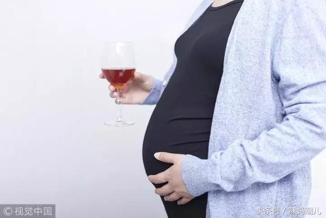 母婴 正文  专家表示,怀孕前四个月,胎儿处于成形期,孕妇不能喝酒.