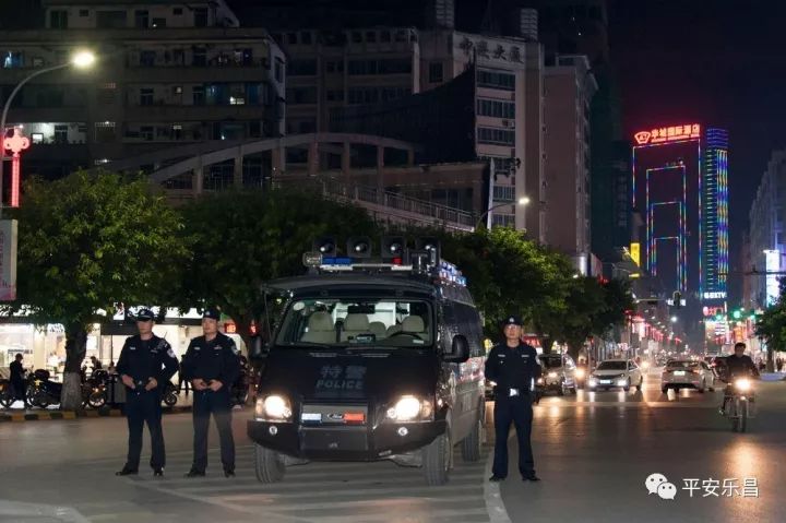 乐昌巡逻民警坐街边吃盒饭,然后