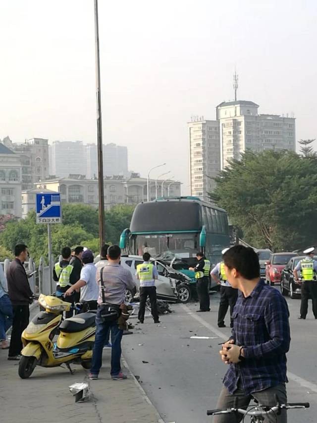 白沙大道车祸惨案遇上全城大堵车,今天南宁人都在迟到的路上