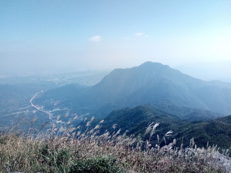 6米是粤东南第一高峰背上行囊 拿出登山杖勇攀高峰 挑战一下自己