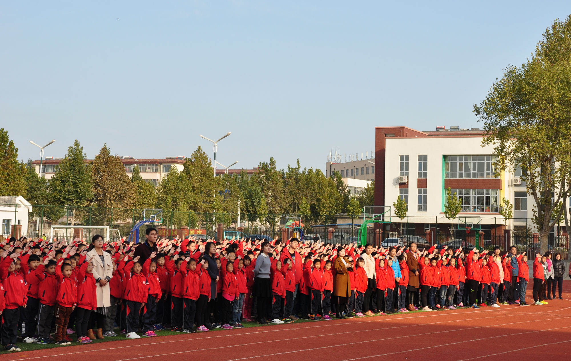 临朐县东郡小学"向国旗敬礼 为祖国祝福"