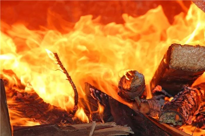 窑 10月29日(周日)出窑 烧 窑 1 2 埋窑:在最下方的炉膛,利用木材烧火