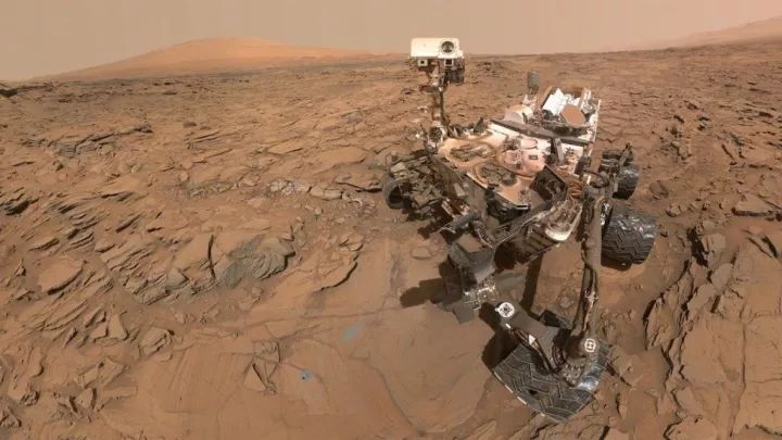 上面这张好奇号的自拍照,拍摄于2016年5月11日,由好奇号的火星手持