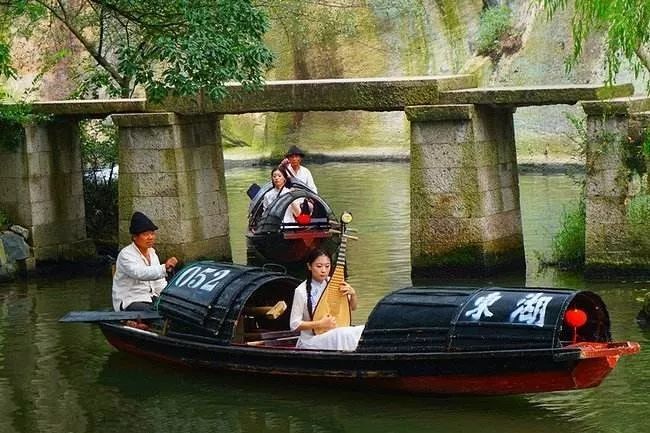 青山黛瓦 小桥流水乌篷船 黄酒香此番加入马拉松赛事构成了绍兴最为