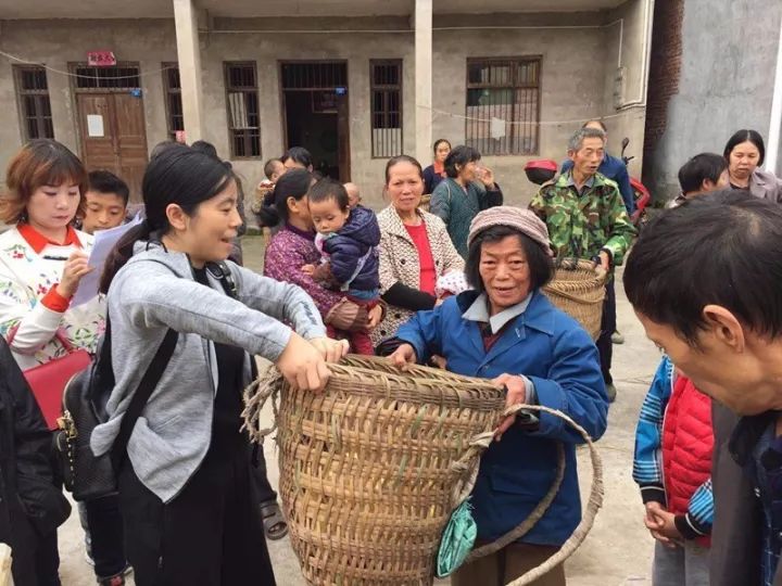 开江靖安乡荷叶坝村广场上人声鼎沸