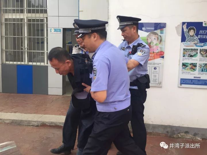 警察叔叔和保安叔叔一起把"歹徒"制服了