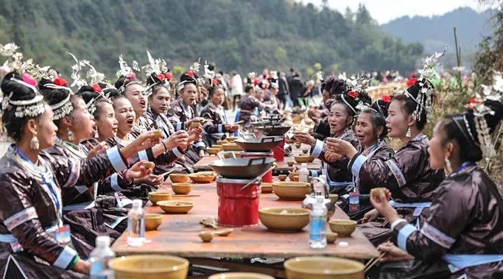 " 10月28日,也就是本周六,贵州丹寨万达旅游小镇将举办万人长桌宴,最