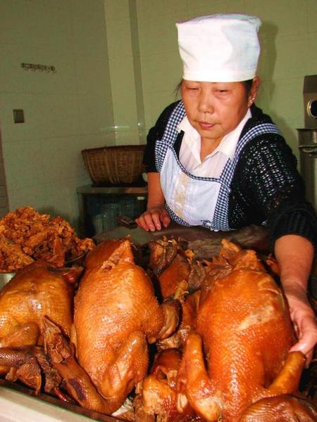 弥勒卤鸡在弥勒人的餐桌上,鸡肉始终占主角.