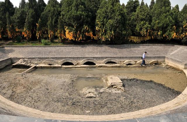 洪泽湖大旱干涸湖底漏出大量神秘建筑专家鉴定后认为是皇陵