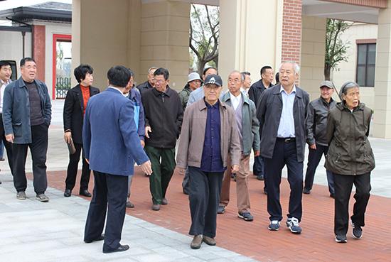 牟平区委组织离退休老干部观摩北大附属实验学校烟台学校