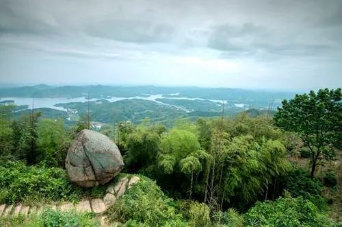 这里山势峻峭,竹木葱茂,是以石佛山和天子湖为中心,以 宗教文化,湖光