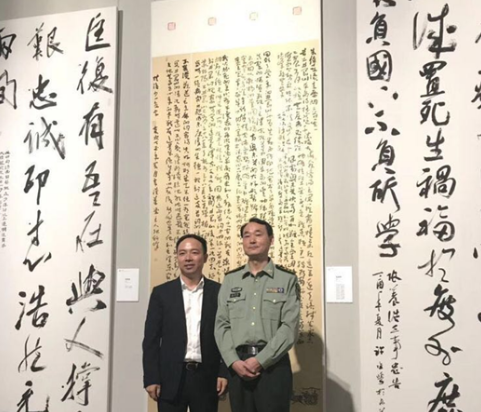 信阳市在沪流动党团员组团参观军之魂主题书法作品展览