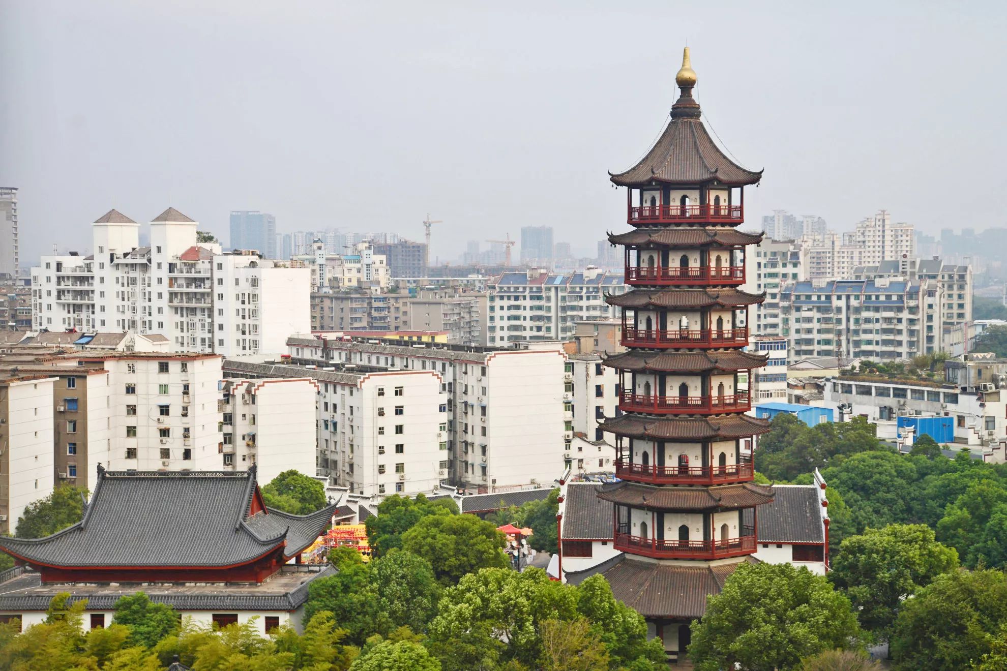 旅游 正文  绳金塔,座落在中国江西省南昌市西湖区绳金塔街东侧165号