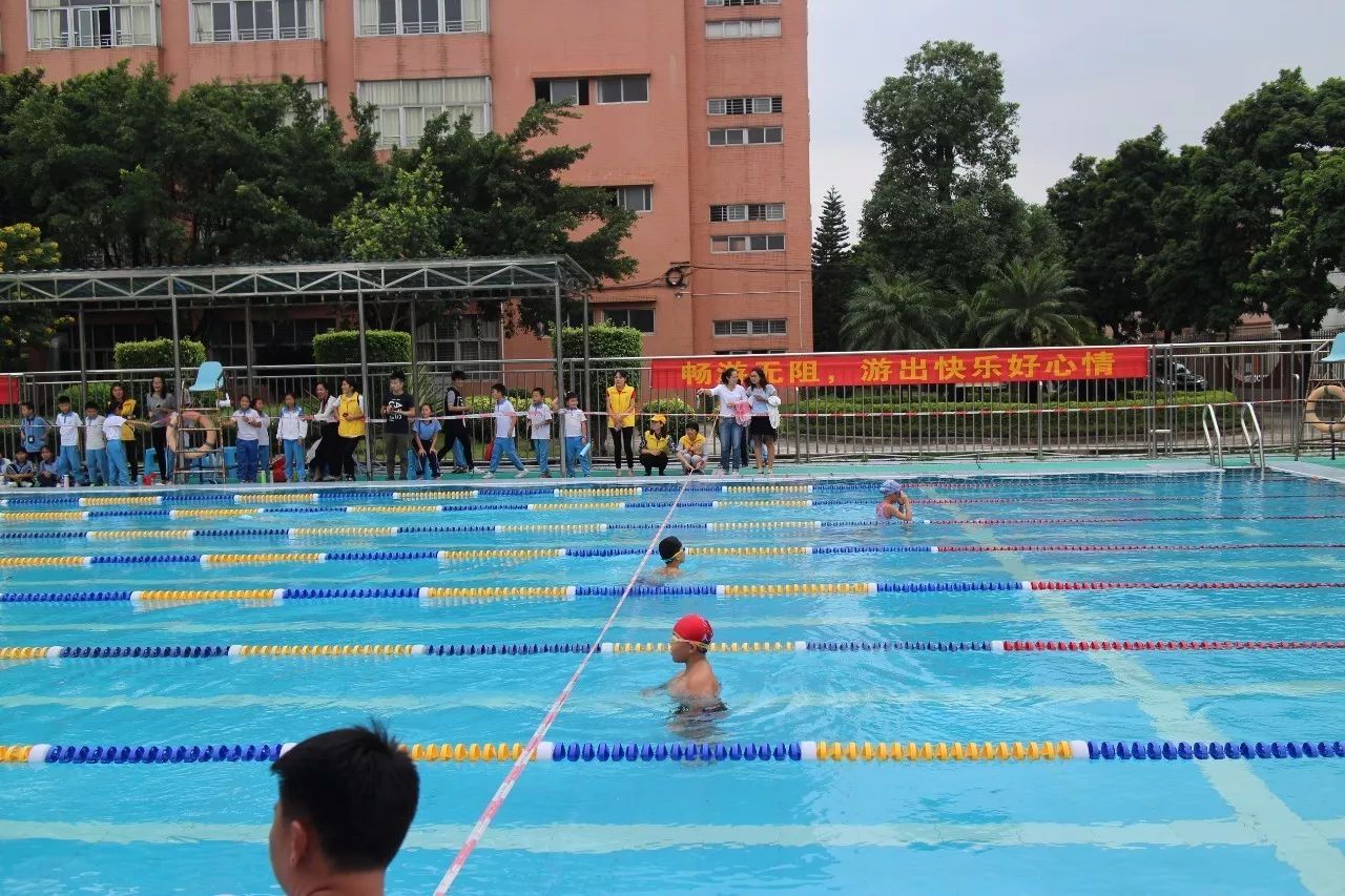 寮步志愿者协会西溪小学家长志愿服务队在践行着志愿者精神!