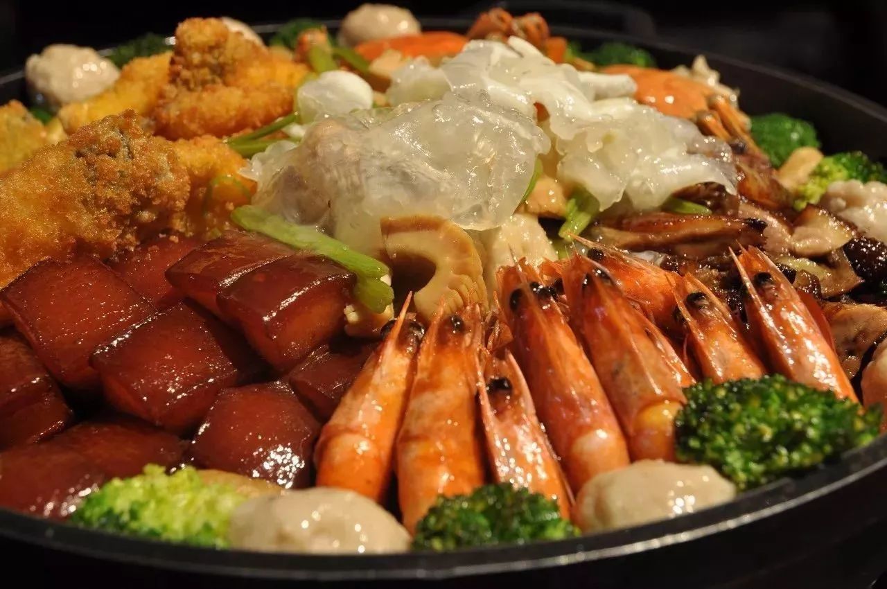 广东人逢年必吃盆菜，从山珍海味、鲍参翅肚到萝卜莲藕