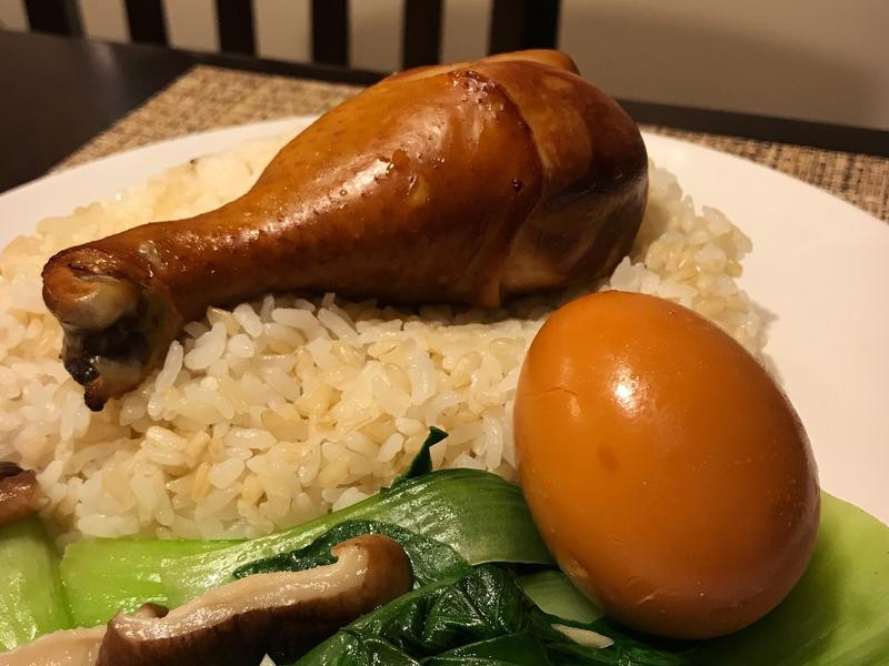 这是我闺蜜做的卤鸡腿和卤蛋,烫一点青菜,再蒸点米饭,就是一顿丰盛的