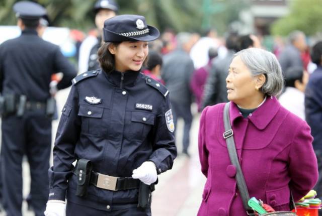 最暖心的背影 | 平昌特警小伙雨中为伤者撑伞"暖"遍朋友圈