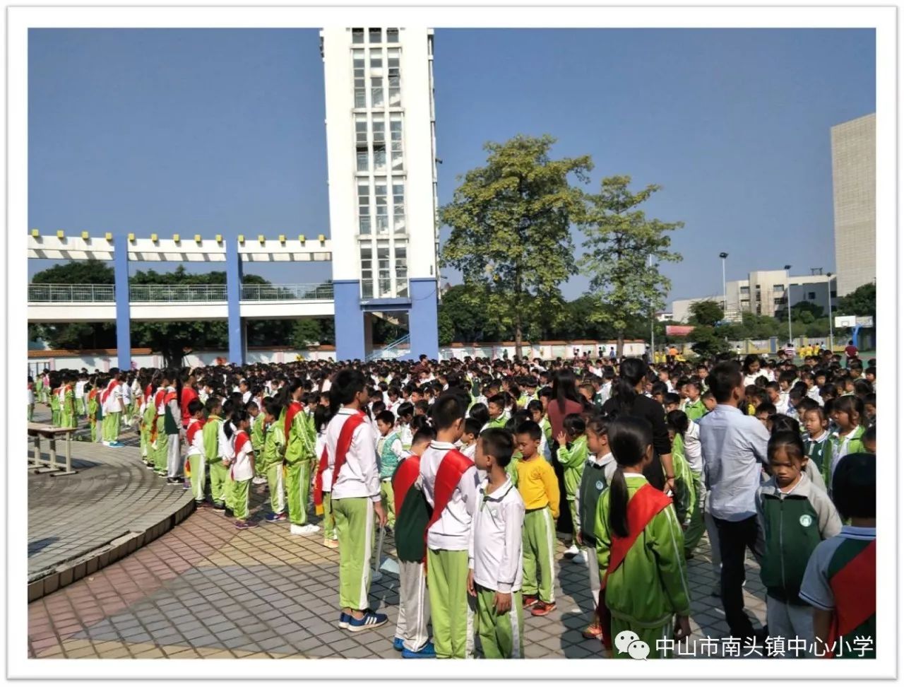 南头镇中心小学举行远离有害出版物多读书读好书国旗下讲话