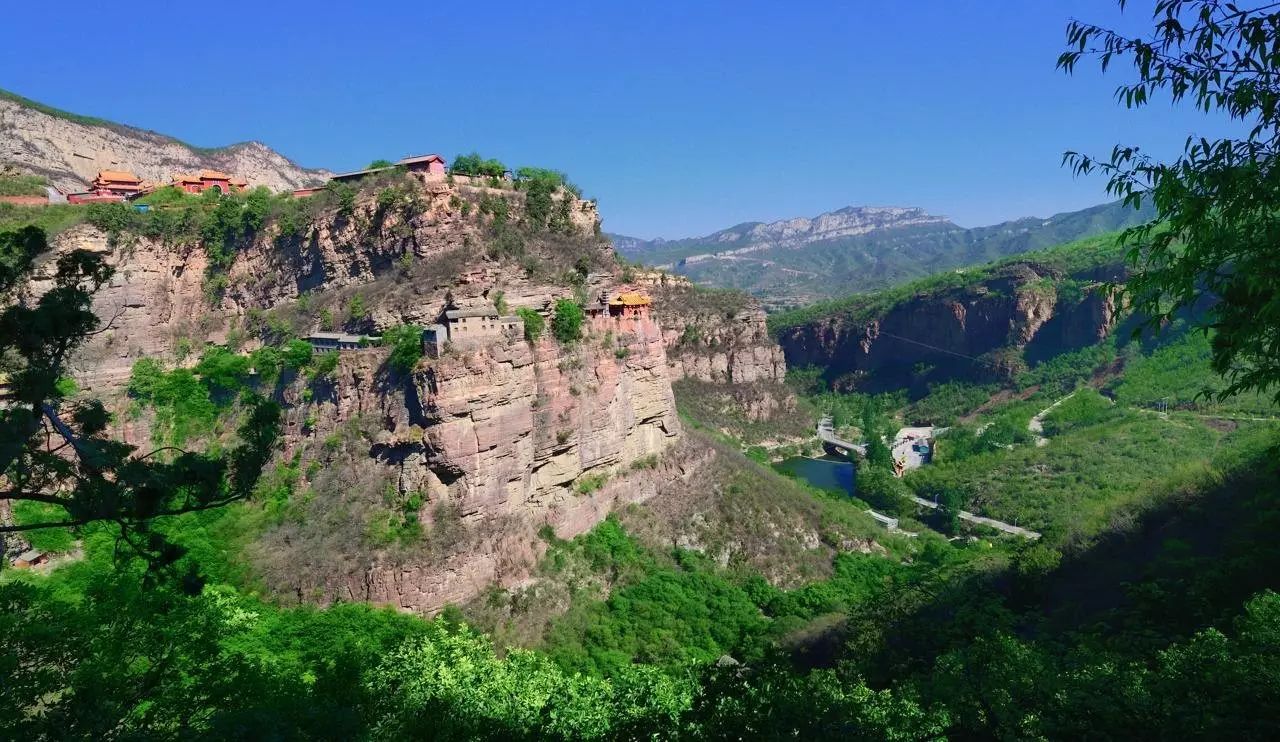 苍岩山 位于石家庄井陉县,景观丰富多彩 群峰巍峨,怪石嶙峋 深涧幽谷