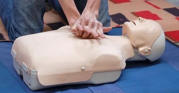 如果你参加过急救培训 胸外按压的手势可能会被要求十指相扣.