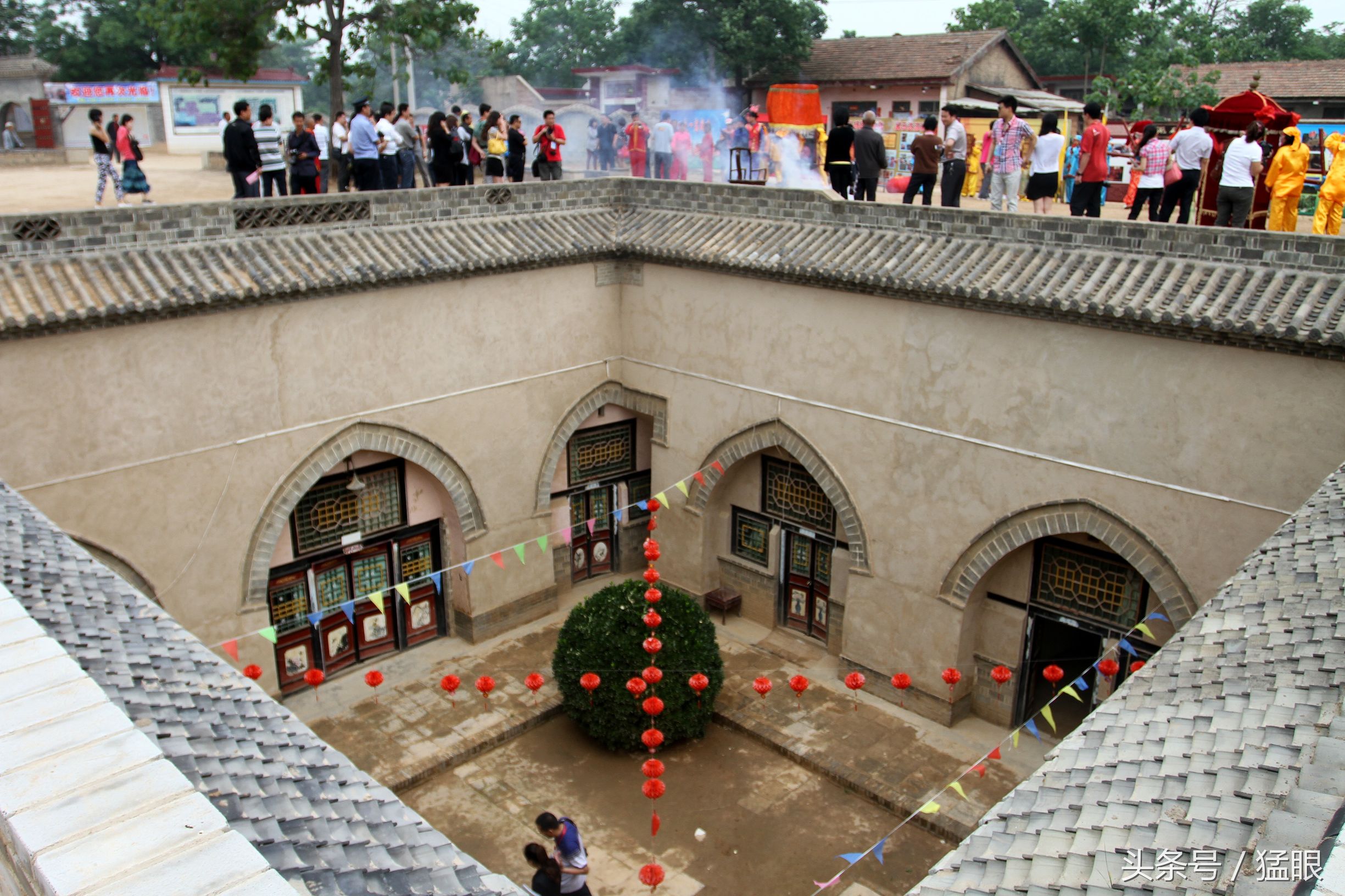 黄土塬上有人把房子建在地下,外人怕天黑掉下去,担忧