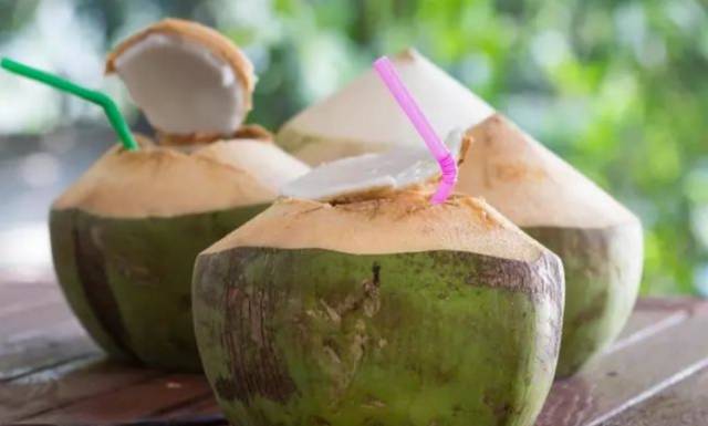海南人都不一定全吃过 椰子是海南特产,属植物类有机果实,无污染,含