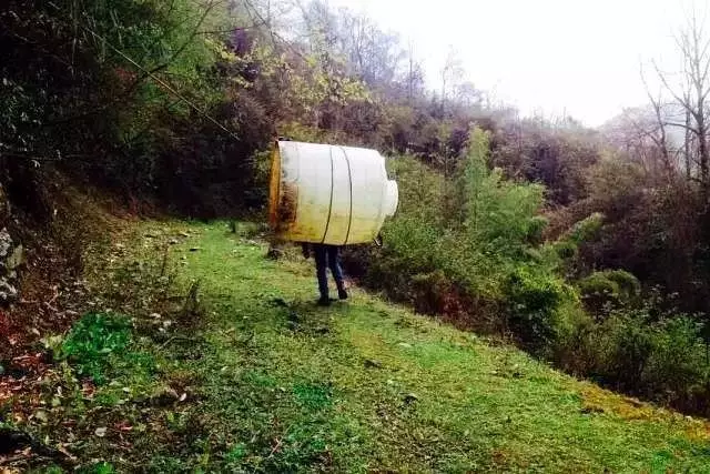 然而,屋子建成后, 山路没法走车就成了大问题, 租来两辆挖掘机挖了两