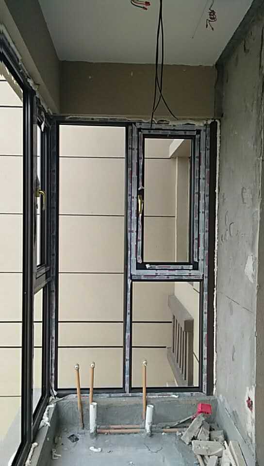 洛阳香槟国际高层封阳台|国标断桥铝平开窗安装实景