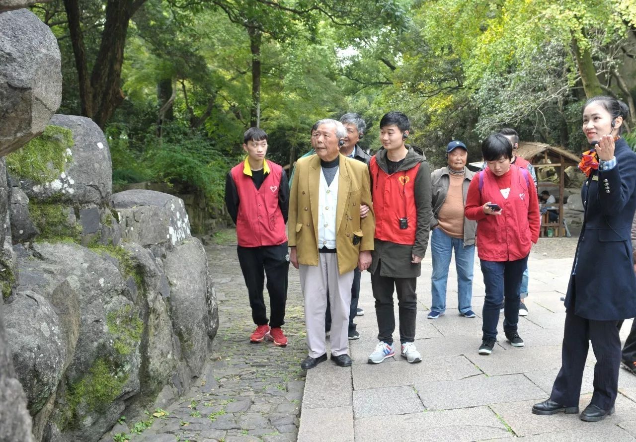 九九重阳 悠悠孝心 虎丘景区邀老人吃面登高 共度重阳佳节