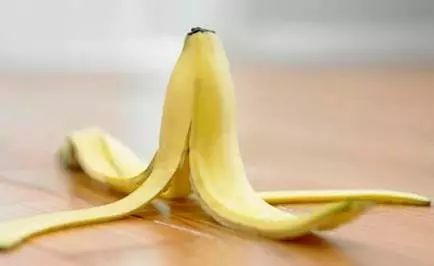 剥开香蕉,可别把香蕉皮扔了,有大作用!