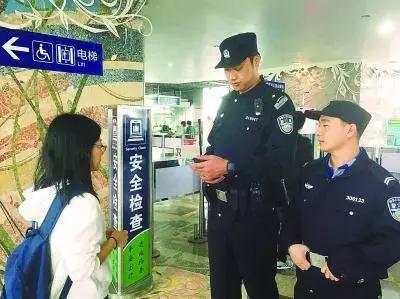 南京有个警察,竟然有2米多高!