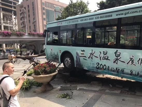 昨日广州越秀区一辆公交车失控酿车祸致2死4伤
