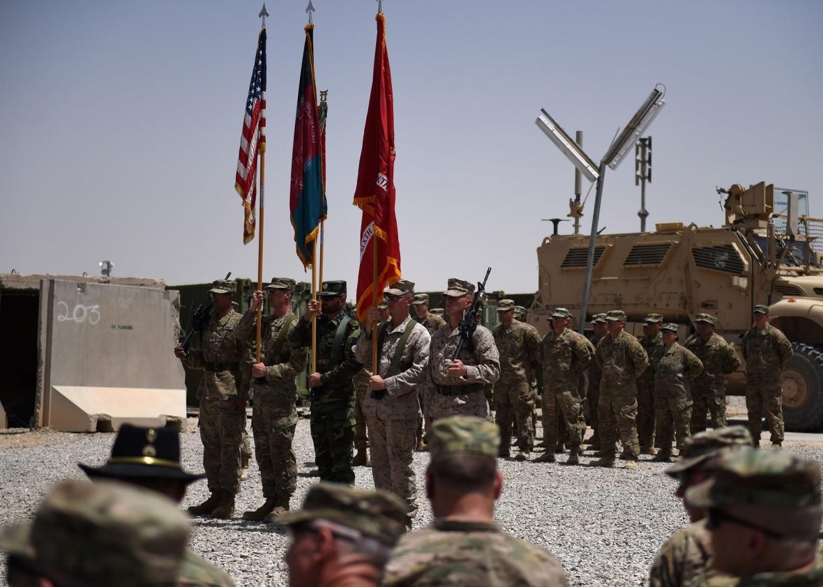 在阿富汗赫尔曼德省拉什卡尔加,美国海军陆战队和阿富汗军队进行交接