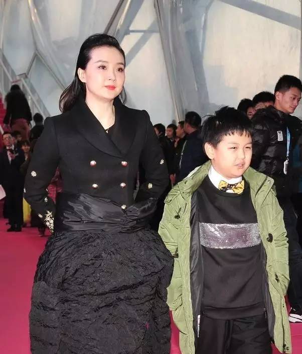 娱乐 正文  结婚六年之后,王艳怀上了儿子球球,之后和儿子一起同框