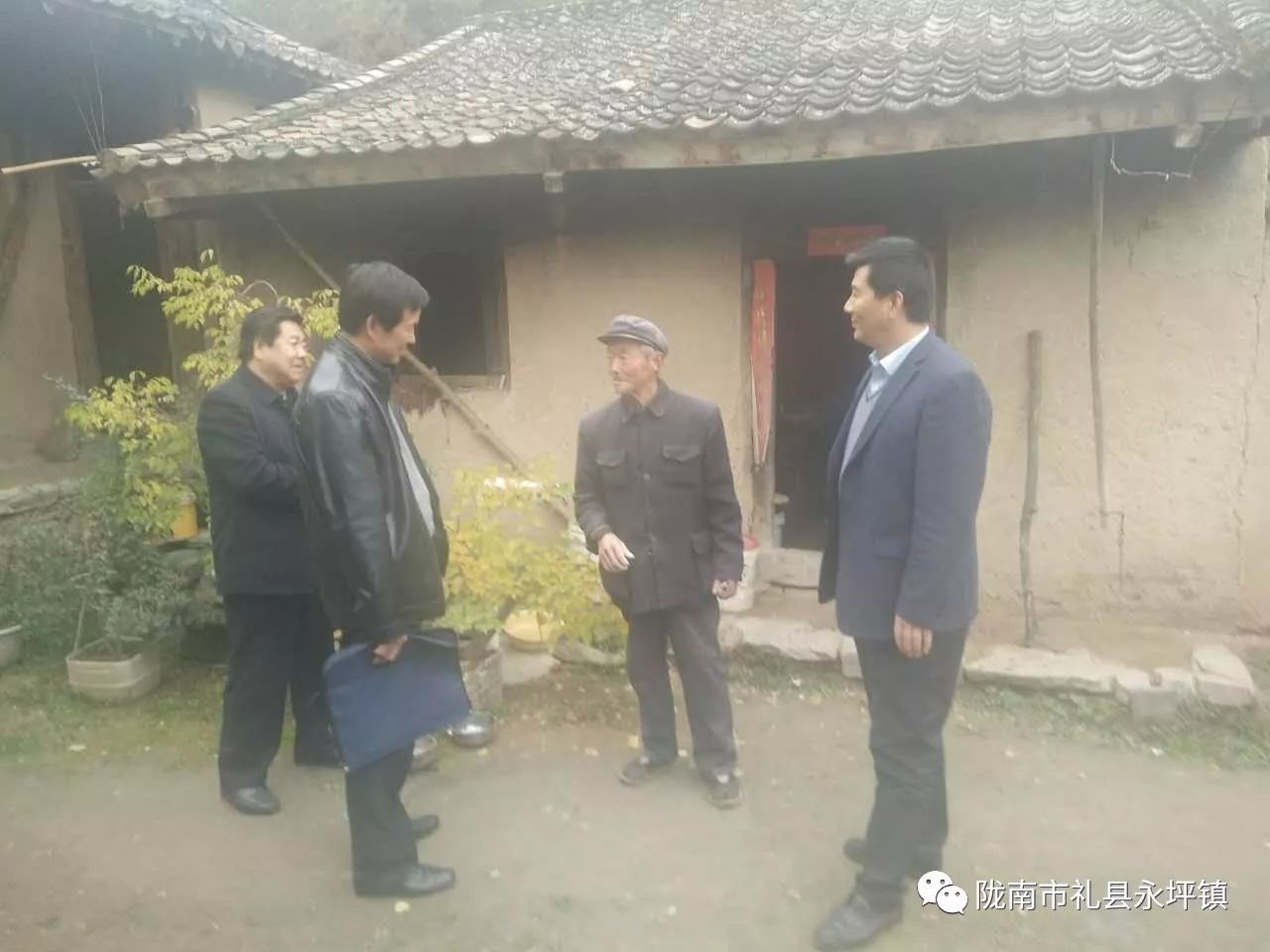 市民政局救助办主任李斌常带领工作组深入礼县永坪镇开展贫困村退出