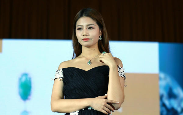 国际知名珠宝设计师王嘉携最新款式珠宝首饰亮相泉城