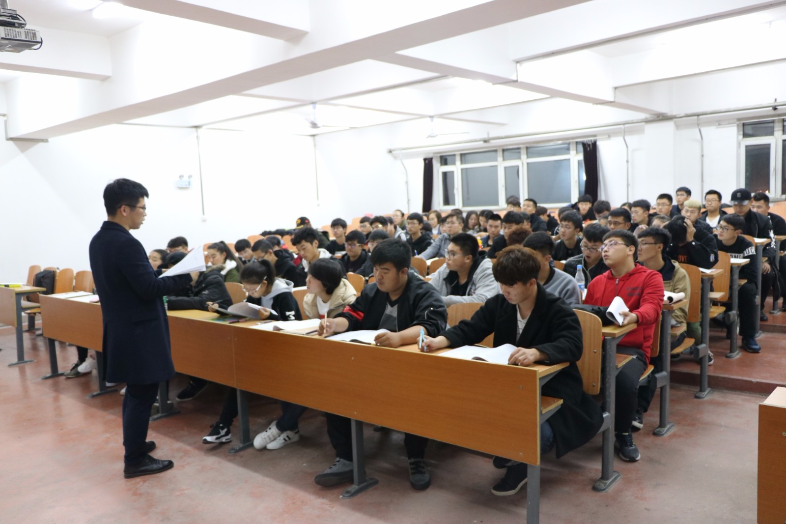 信息与控制学院举办大学生职业生涯规划讲座