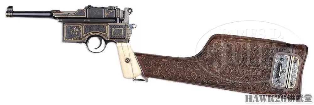 这是另一支毛瑟警用手枪,除了雕刻枪身,更换象牙握把,还给兼作枪托的