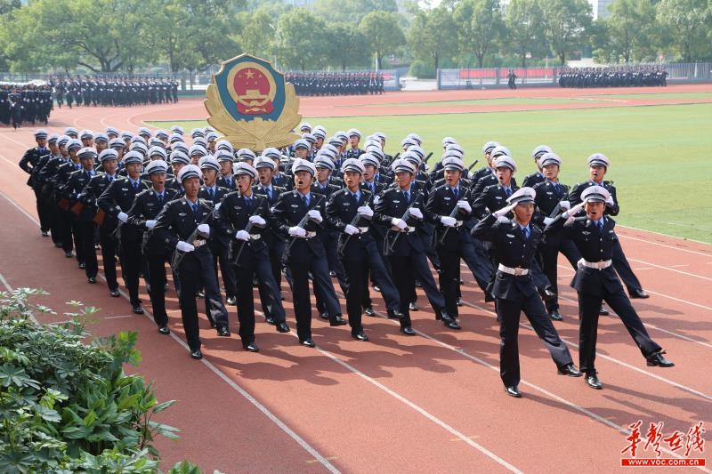 湖南警察学院举行营开放日活动千人观看军训汇演