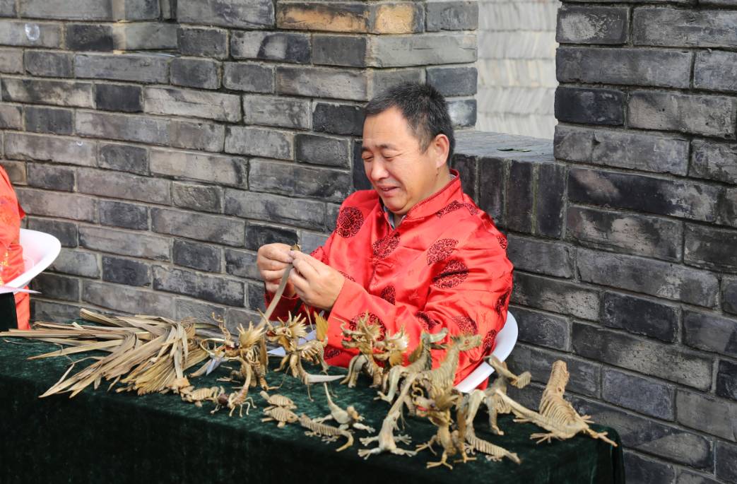 今年的中国民间艺人节分为中国民间工艺精品展,中国民间工艺产业示范