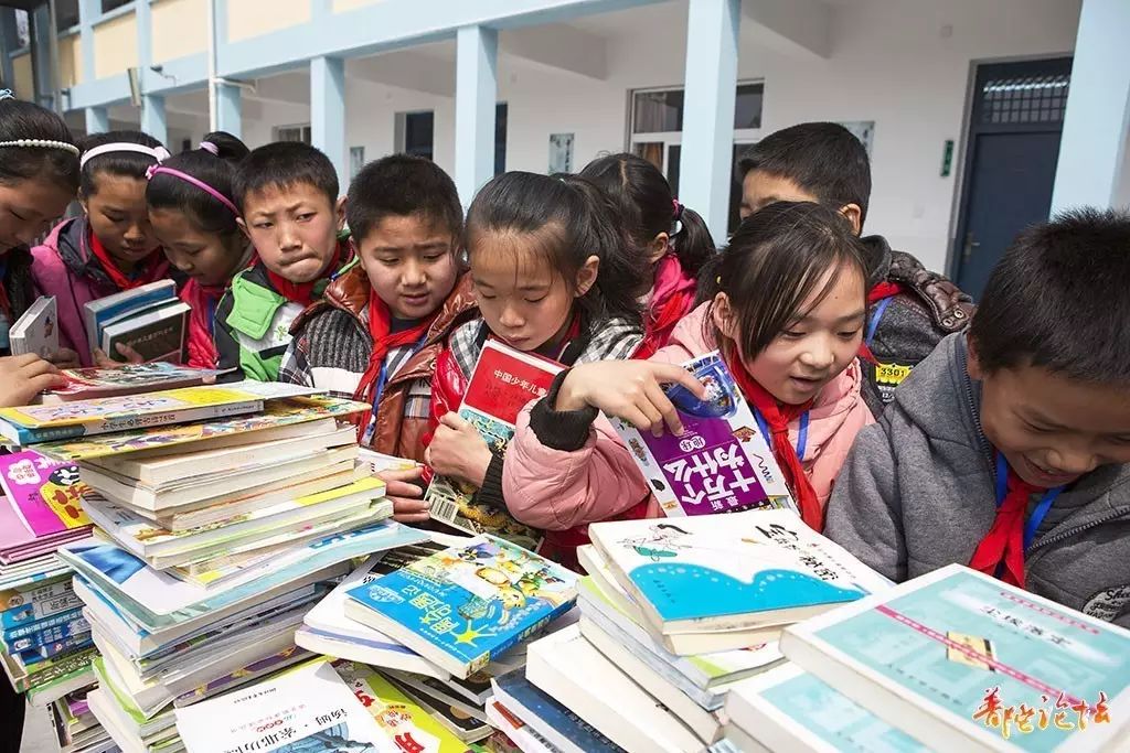 捐书为贫困小学孩子捐上一本爱心书爱心传递