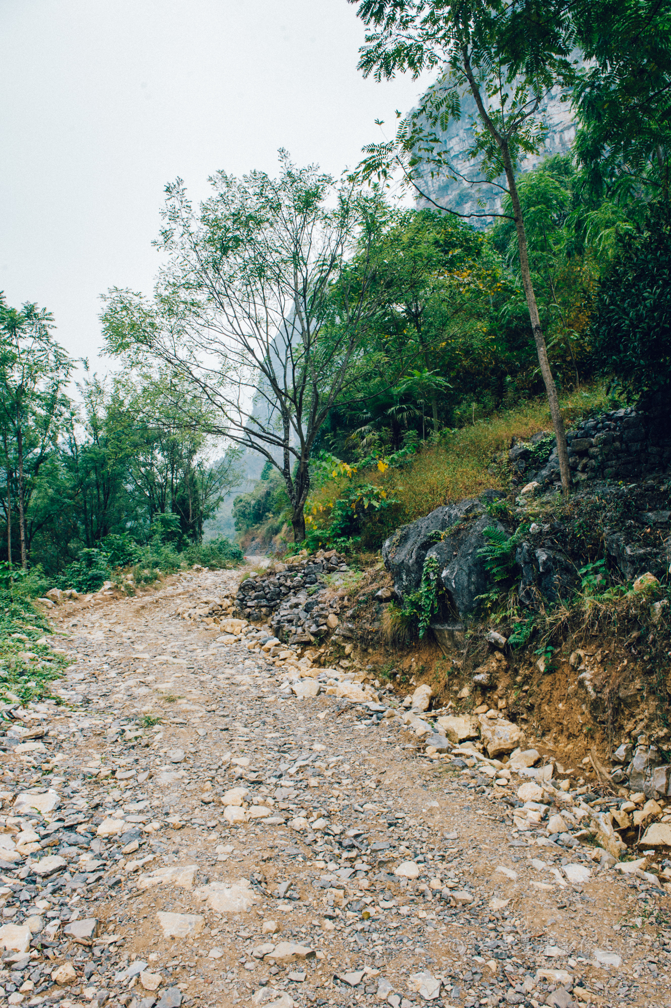 去古石城的碎石路