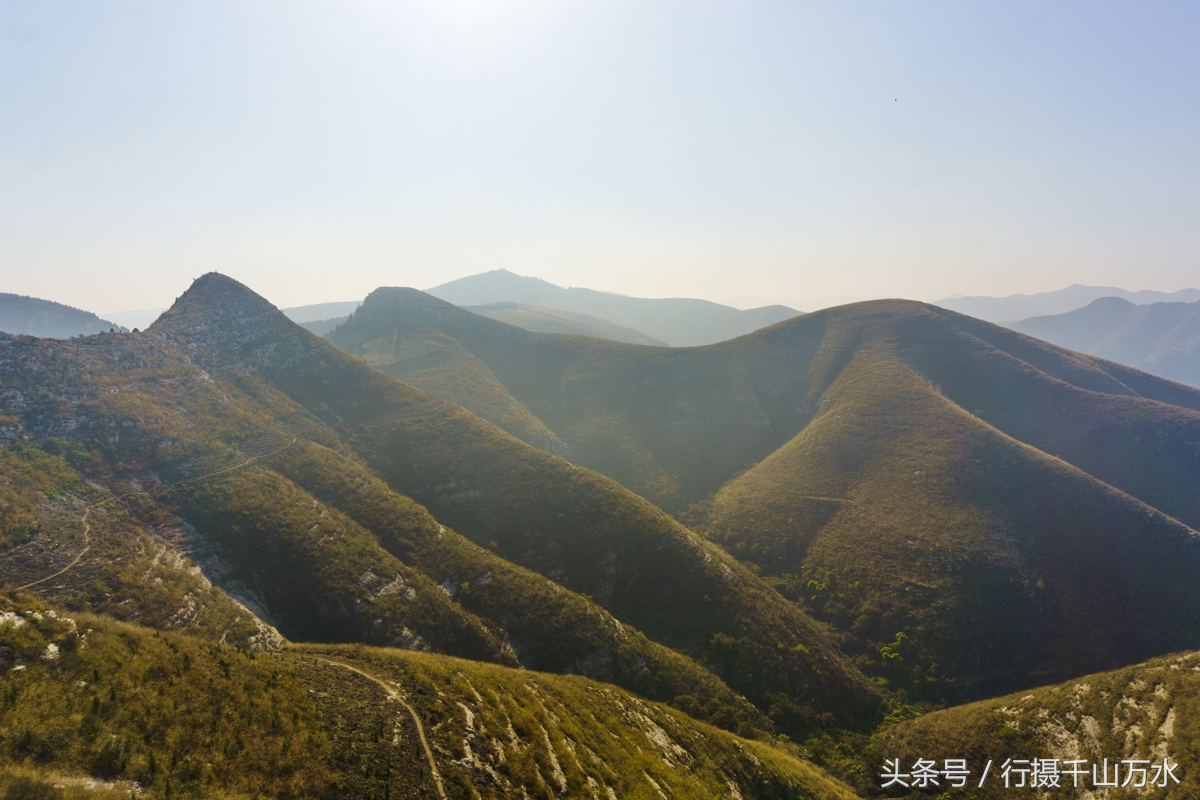 济南市区南部群山连绵起伏,层峦叠嶂堪称一幅水墨画