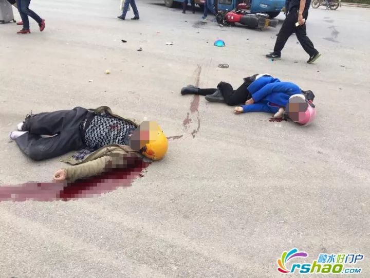 柳州一辆大巴和摩托车相撞!男子当场死亡,女子脚被